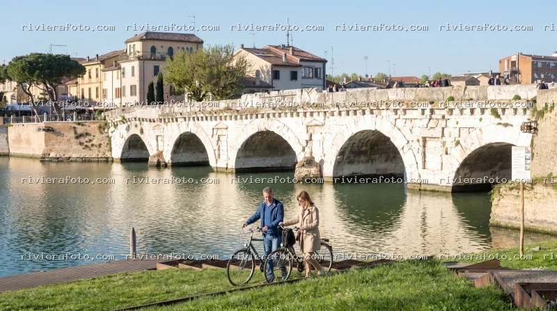 Passeggiata in bicicletta al Ponte Tiberio di Rimini