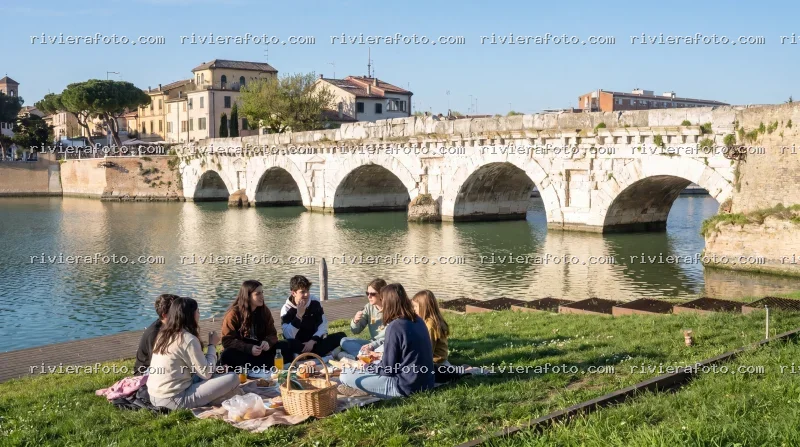 Picnic primaverile al Ponte Tiberio di Rimini