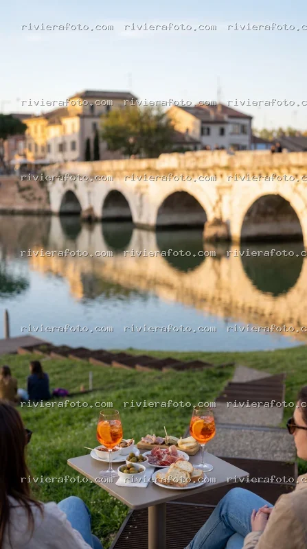 Aperitivo al tramonto con vista sul Ponte Tiberio a Rimini