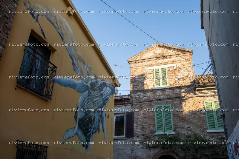 Vicolo con Murales e Architettura Tradizionale nel Borgo San Giuliano a Rimini