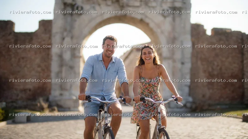 Turismo in bicicletta all’Arco d’Augusto di Rimini