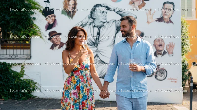 Coppia con champagne davanti a murales artistici a Rimini