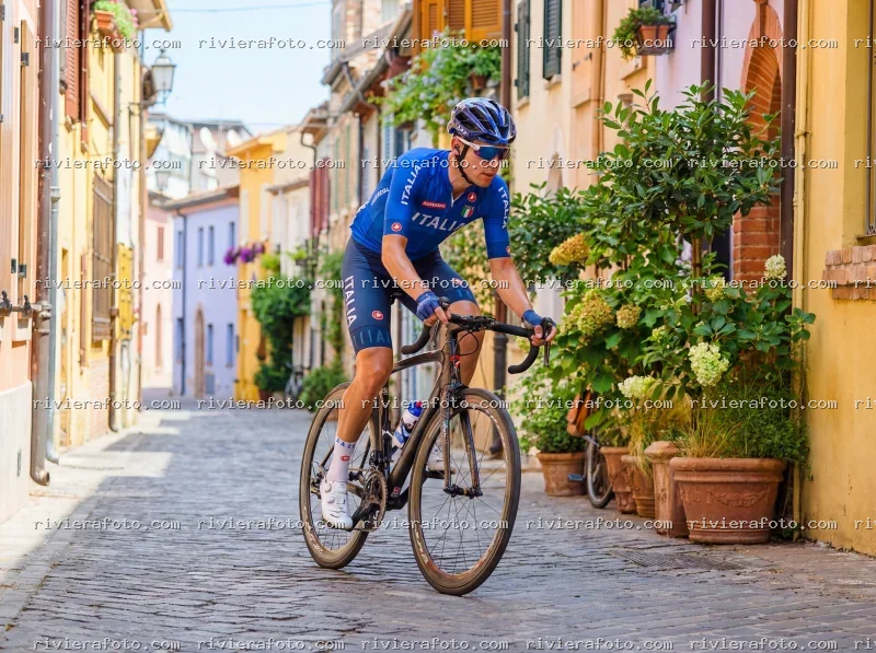 Ciclista nel cuore di un borgo storico della Riviera Romagnola