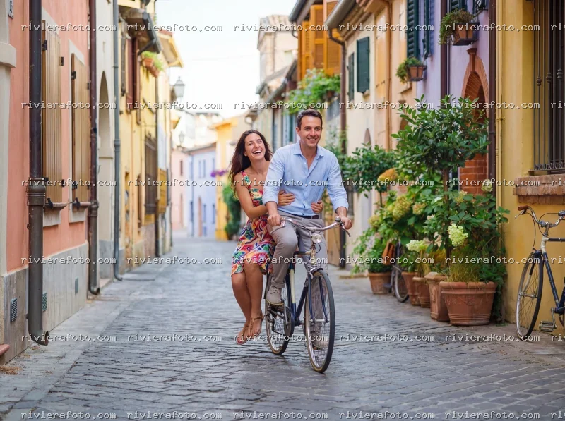 Coppia in bicicletta nel Borgo San Giuliano a Rimini