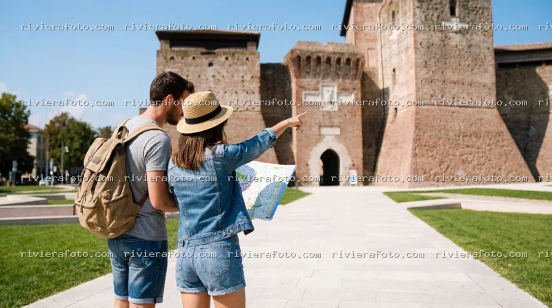 Turisti esplorano il Castel Sismondo di Rimini