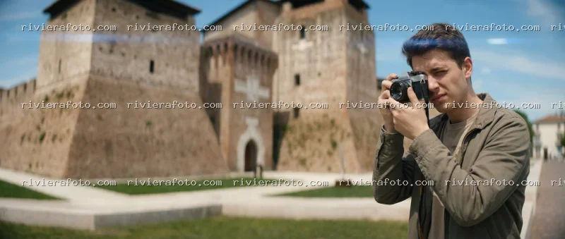 Turista fotografa il Castel Sismondo a Rimini