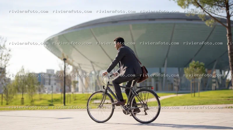 Ciclista urbano presso il Palacongressi di Rimini