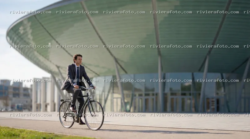 Ciclismo urbano davanti al Palacongressi di Rimini