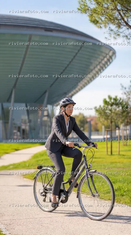 Ciclista in Tuta e Casco con il Palacongressi di Rimini sullo Sfondo