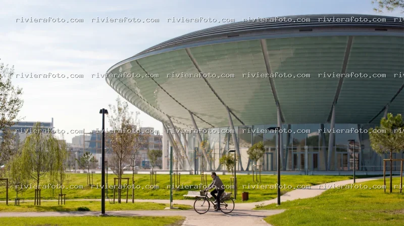 Ciclismo urbano al moderno Palacongressi di Rimini