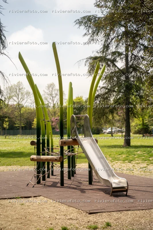 Parco giochi moderno in un’area verde di Rimini
