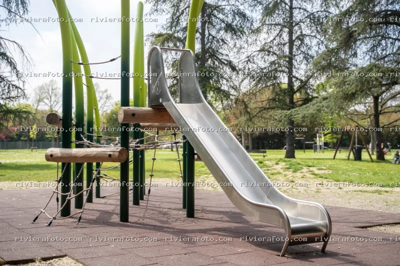 Parco giochi moderno in un’area verde di Rimini