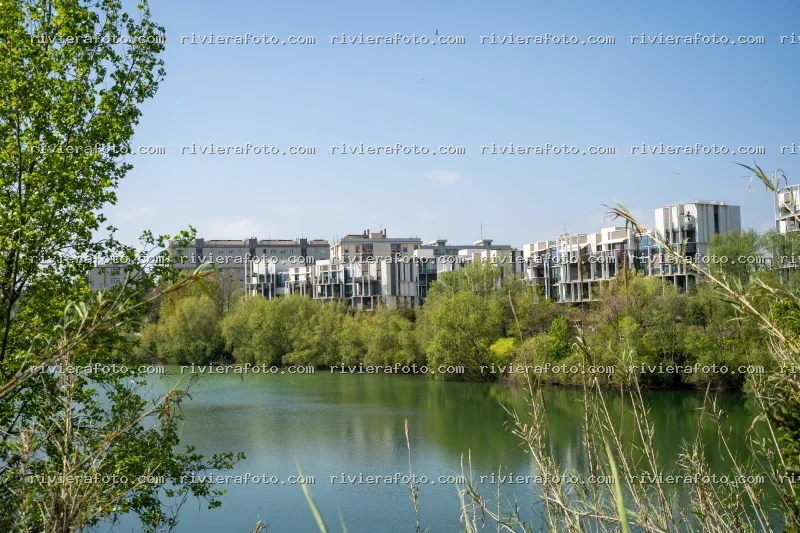 Scorcio di natura e architettura moderna a Rimini nella Riviera Romagnola