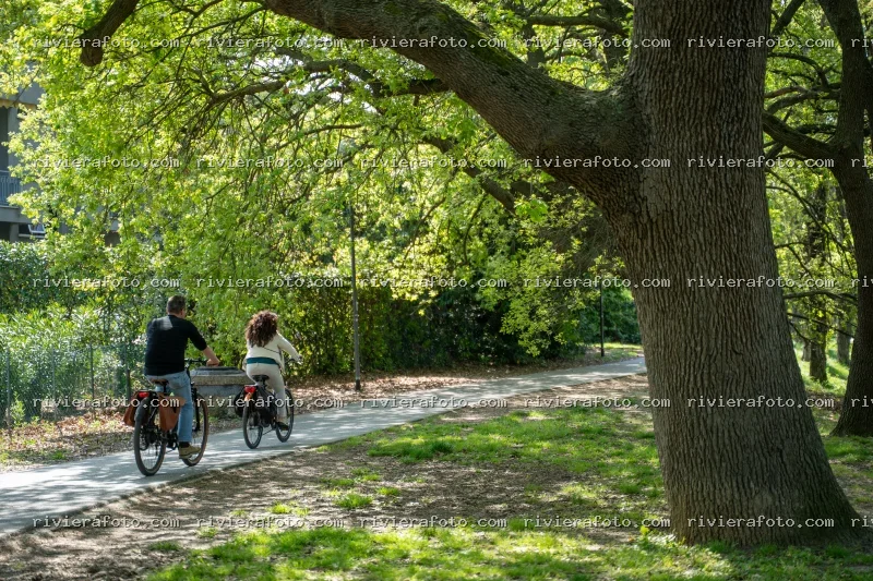 Passeggiata in Bicicletta in un Parco Urbano di Rimini nella Riviera Romagnola