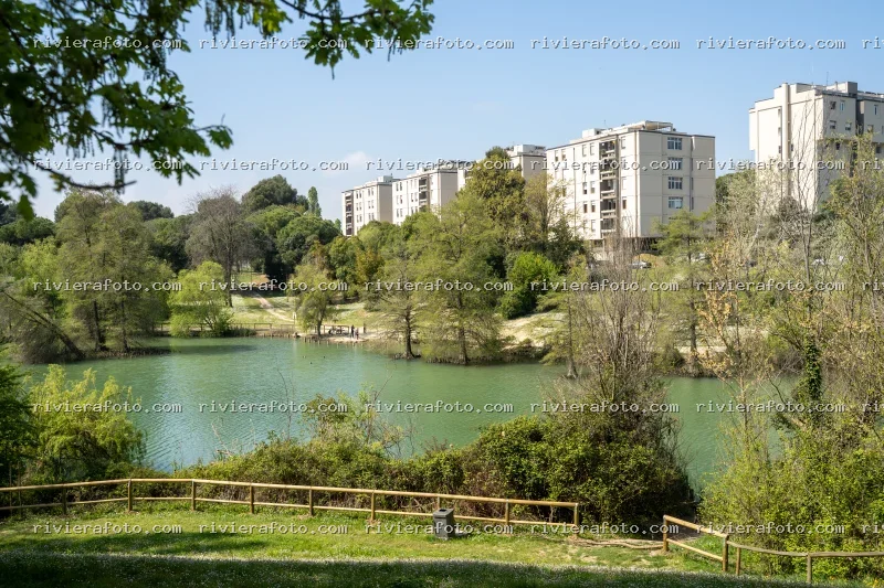 Parco urbano con lago e architettura moderna a Rimini, in Riviera Romagnola