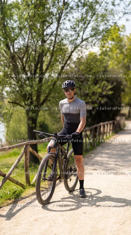 Ciclista in pausa su percorso naturalistico a Rimini