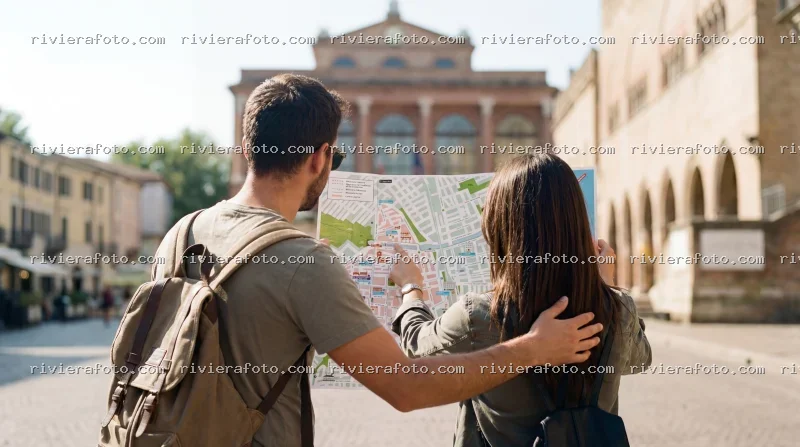 Coppia di Turisti con Mappa nel Centro Storico di Rimini
