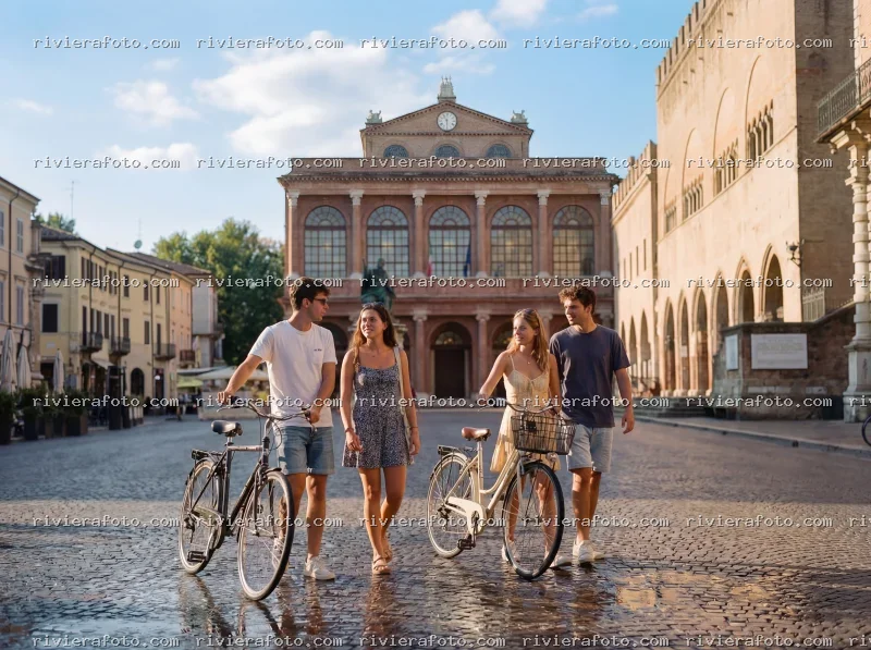 Piazza Cavour a Rimini: Centro Storico con giovani e biciclette