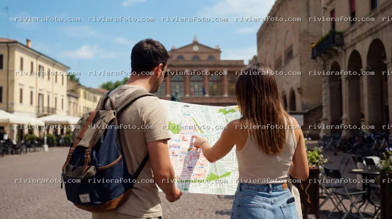 Turisti nel Centro Storico di Rimini con Mappa