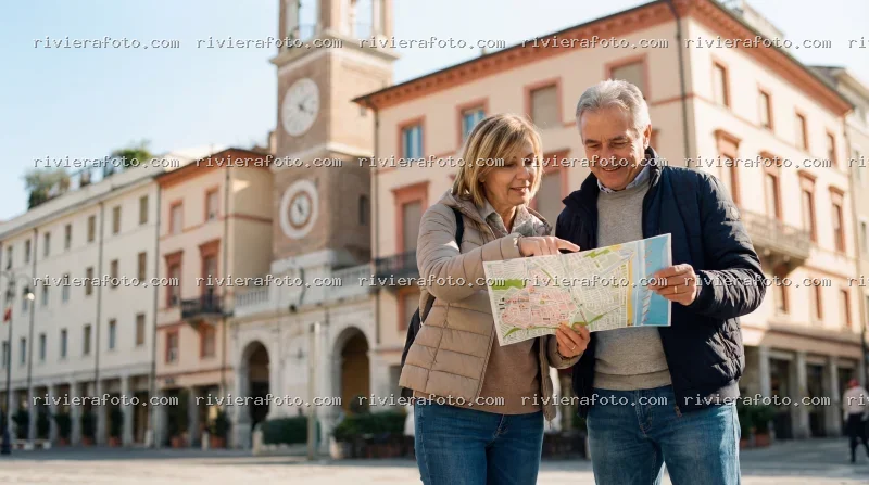 Coppia di turisti con mappa in Piazza Tre Martiri a Rimini