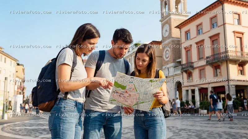 Turisti nel Centro Storico di Rimini con la Torre dell’Orologio