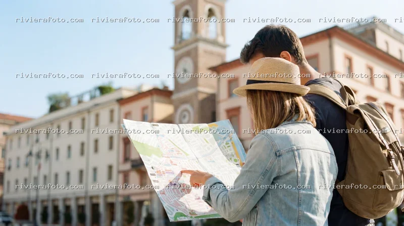 Turisti con mappa nel centro storico di Rimini