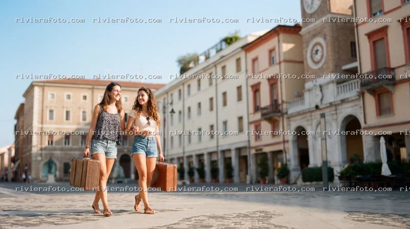 Turiste con valigie nel centro storico di Rimini