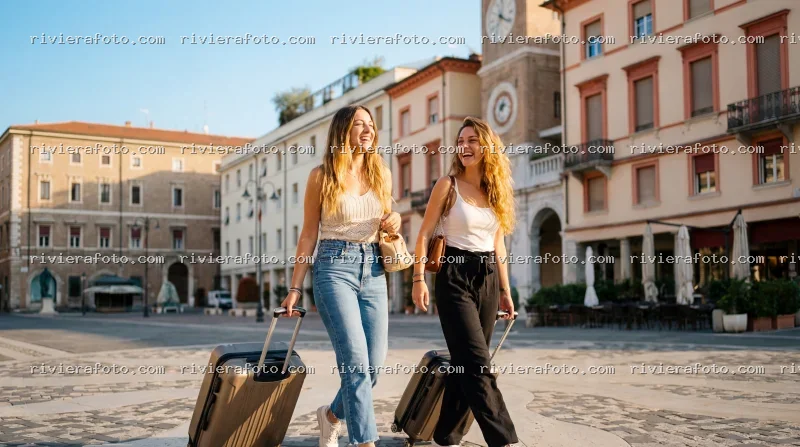 Turiste sorridenti in Piazza Tre Martiri a Rimini