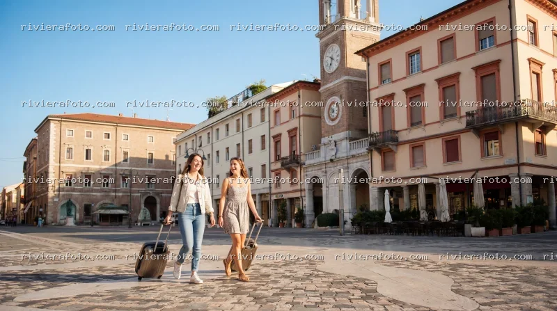Turisti in Piazza Tre Martiri a Rimini
