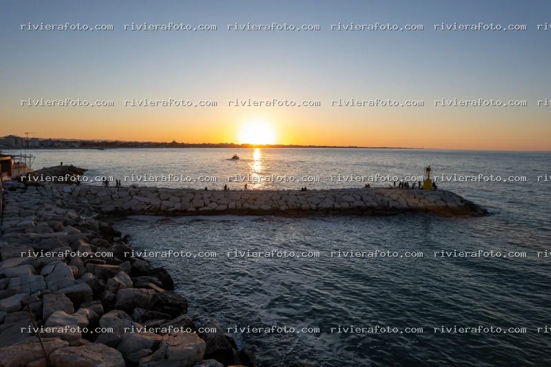 Tramonto sui moli della Riviera Romagnola