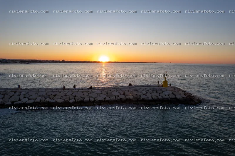 Tramonto sul molo in Riviera Romagnola a Rimini