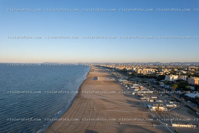 Veduta aerea della spiaggia e della città sulla Riviera Romagnola