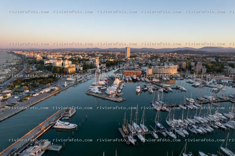 Panoramica aerea del Porto Canale di Rimini al tramonto