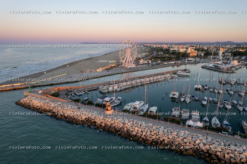 Vista aerea della Marina di Rimini con Ruota Panoramica al tramonto