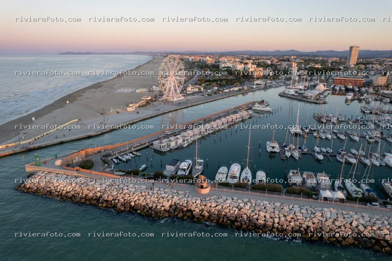 Panoramica del Porto Canale e della Ruota Panoramica di Rimini al Tramonto