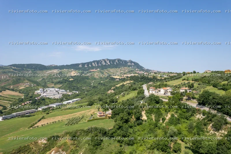 Paesaggio collinare dell’entroterra romagnolo con vista su San Marino