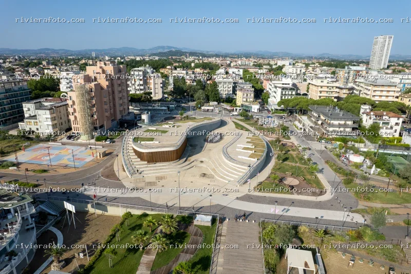 Piazza sull’Acqua e lungomare moderno di Rimini
