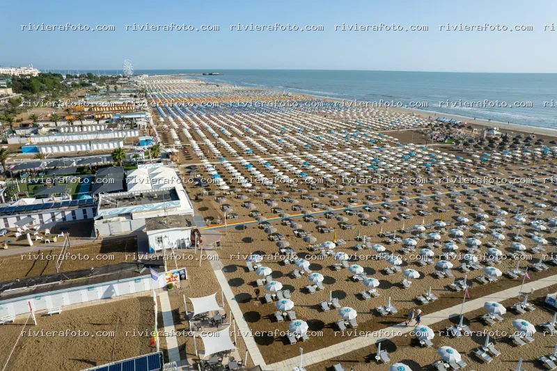 Litorale di Rimini con stabilimenti balneari e Ruota Panoramica