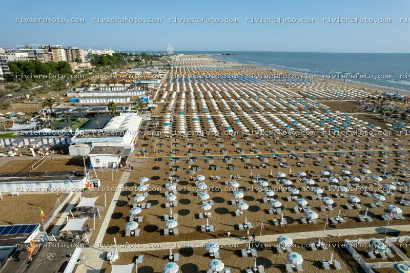 Spiaggia di Rimini con stabilimenti balneari e ruota panoramica