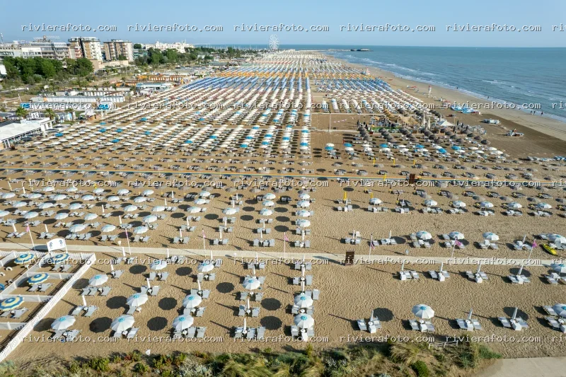 Spiaggia di Rimini con lungomare e ruota panoramica