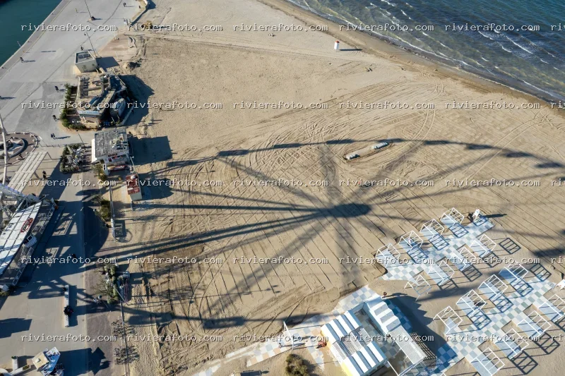 Spiaggia e Lungomare di Rimini con Ombra della Ruota Panoramica