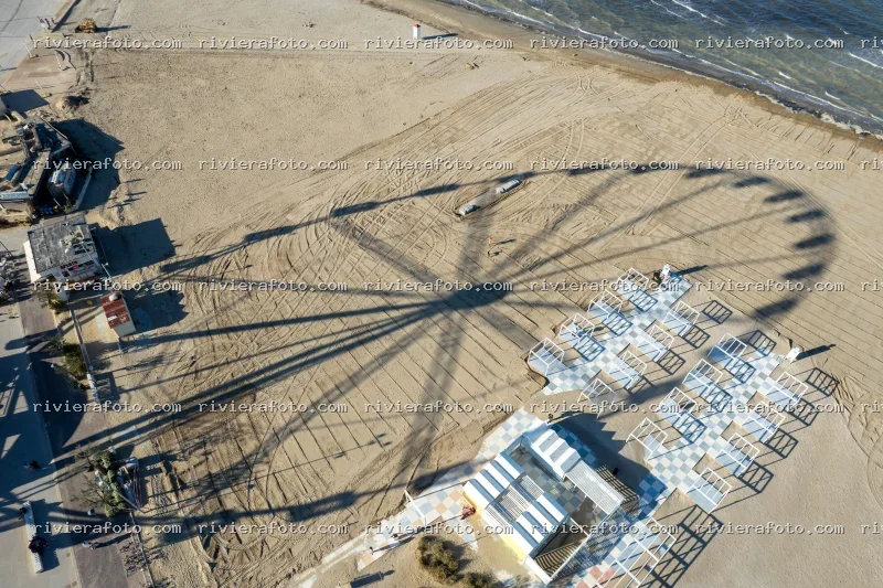 Spiaggia di Rimini con l’ombra della Ruota Panoramica