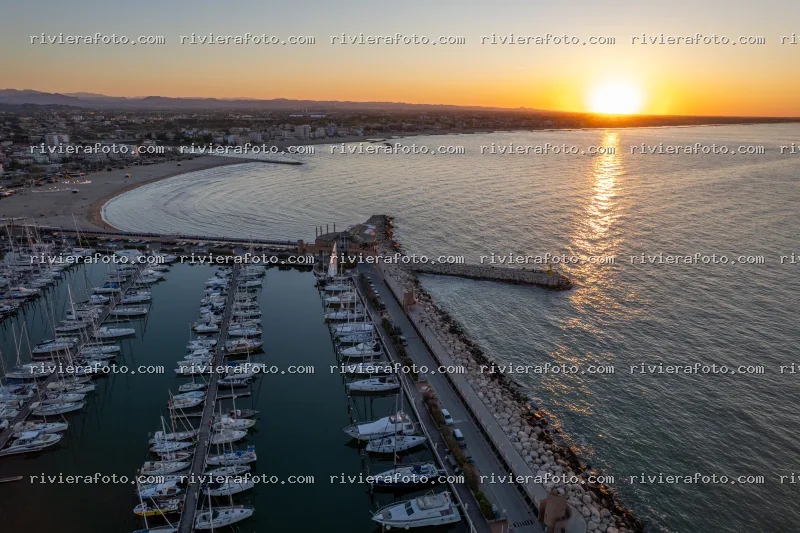 Tramonto sul Porto Turistico e la costa di Rimini