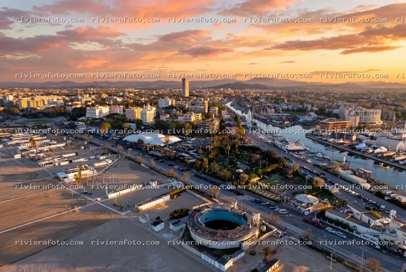 Panoramica aerea di Rimini al tramonto