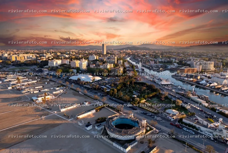 Rimini: Veduta aerea del porto canale e lungomare al tramonto