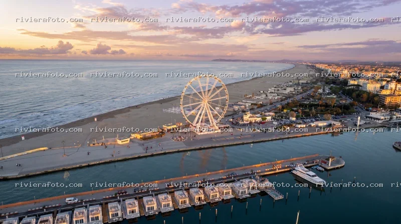 Vista Aerea di Rimini al Tramonto con Ruota Panoramica