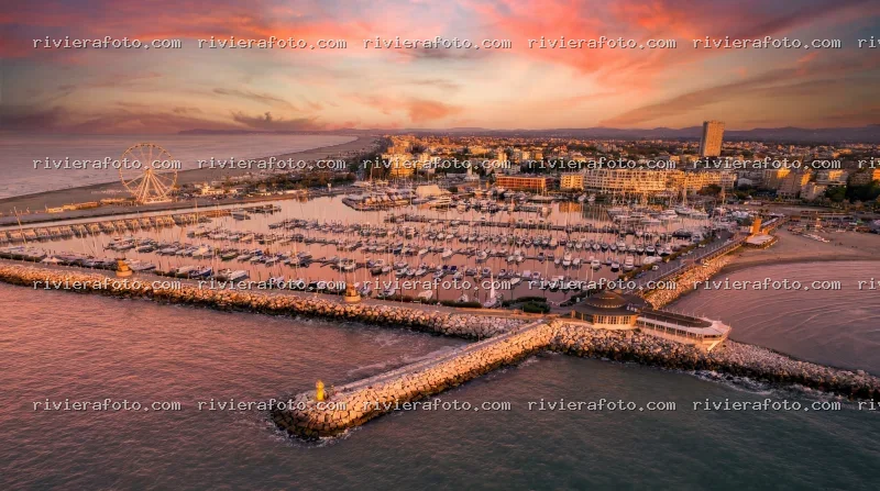 Panorama aereo del porto e della costa di Rimini al tramonto