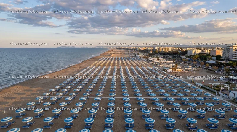 Spiaggia della Riviera Romagnola al tramonto