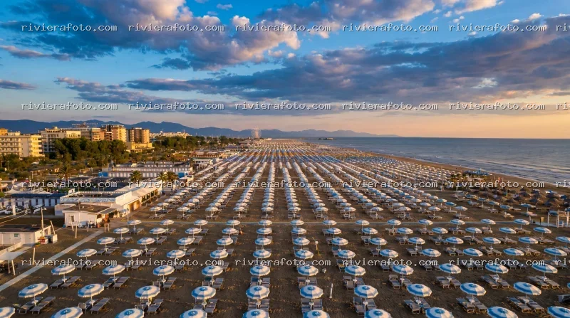 Spiaggia della Riviera di Rimini al tramonto