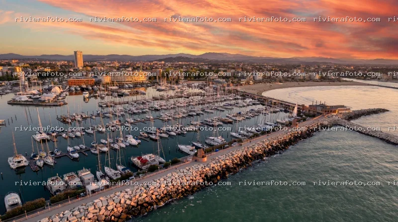 Marina di Rimini al tramonto con vista città e spiaggia